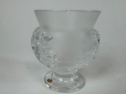 LALIQUE France. 
Saint-Cloud model. 
Molded,...