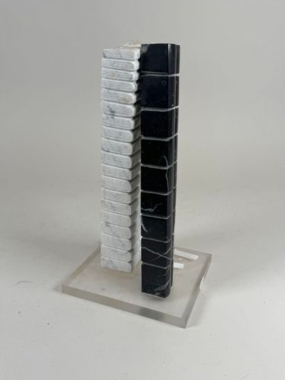 School, XXth.
IVRE LIVRE.
Two-tone marble...