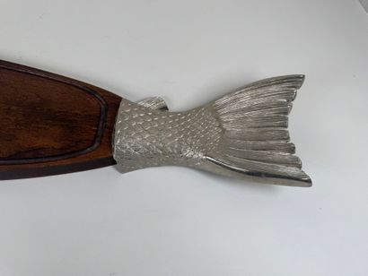 Large metal and wood fish dish.
L. 89 cm...