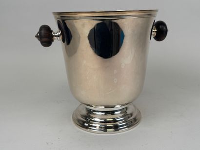 Maison CHRISTOFLE.
Seau à champagne en métal...