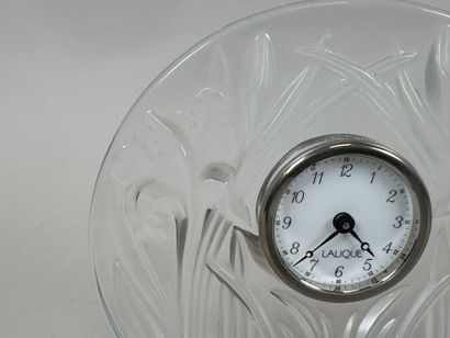LALIQUE.
Modèle aux Iris.
Pendule de table...