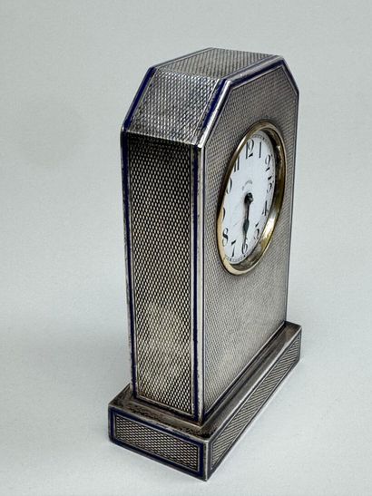 Pendulette borne en argent guilloché 900/1000...