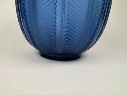 René LALIQUE (1860-1945). 
Modèle BISKRA.
Vase...