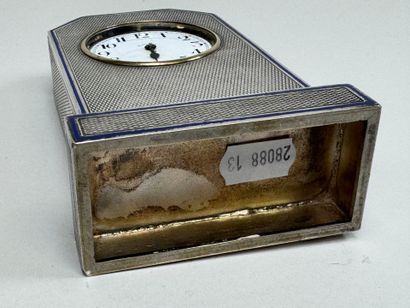 Pendulette borne en argent guilloché 900/1000...
