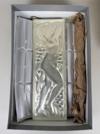 LALIQUE France.
FIGURINE ET RAISINS, BRAS...