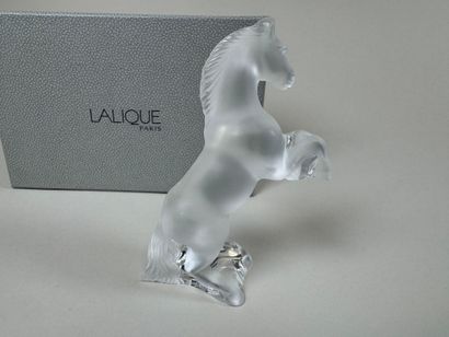 LALIQUE. 
Sujet en verre dépoli figurant...