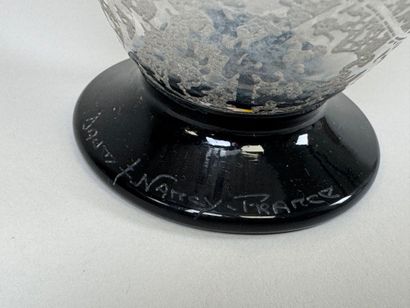 DAUM, Nancy.
Vase en verre à décor givré...