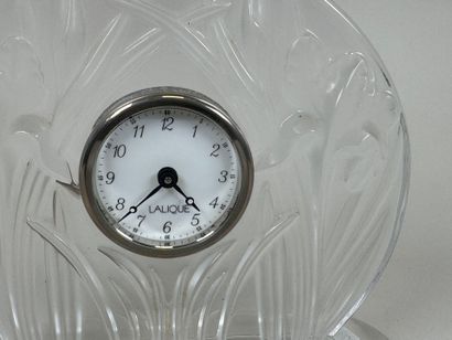 LALIQUE.
Modèle aux Iris.
Pendule de table...