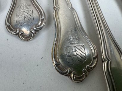 Lot en argent 950/1000 comprenant :
- 9 cuillères...