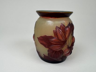 GALLE TIP.
Vase en verre multicouches dégagé...