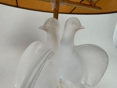 LALIQUE France.
Modèle ARIANE.
Lampe en cristal...