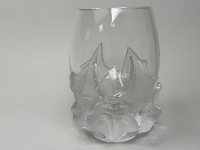 LALIQUE France.
Modèle HEDERA.
Vase en cristal...