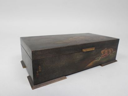 ALFRED DUNHILL à Paris.
Coffret en laque...