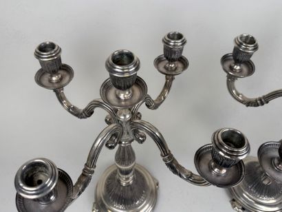 Paire de flambeaux en argent étranger à 4...