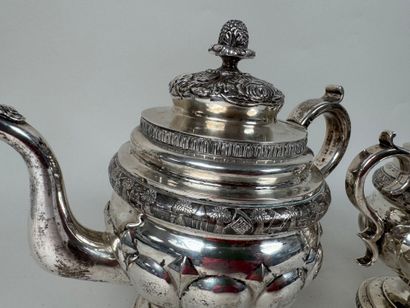 Partie de service à thé en argent repoussé...