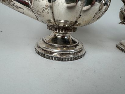 Partie de service à thé en argent repoussé...