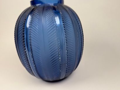René LALIQUE (1860-1945). 
Modèle BISKRA.
Vase...