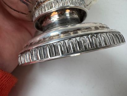 Partie de service à thé en argent repoussé...