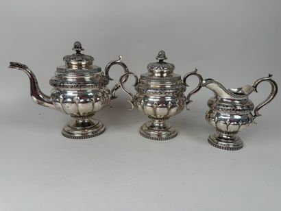 Partie de service à thé en argent repoussé...