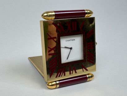 CARTIER. 
Pendulette de table en métal doré...