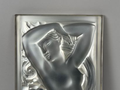 LALIQUE France.
FIGURINE ET RAISINS, BRAS...