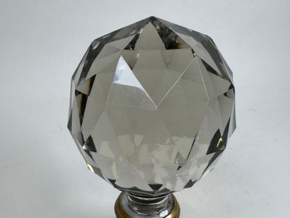 Importante boule d'escalier en cristal facetté...