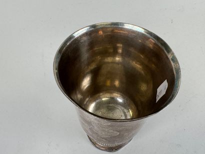 Timbale sur piédouche en argent, la base...