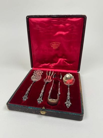 Nécessaire à mignardises en argent et argent...