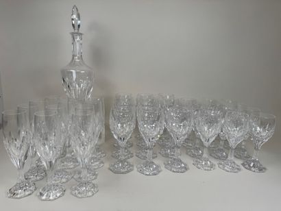 SEVRES.
Partie de service de verres en cristal...