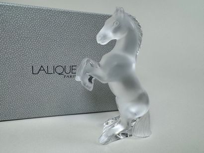 LALIQUE. 
Sujet en verre dépoli figurant...