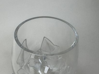 LALIQUE France.
Modèle HEDERA.
Vase en cristal...