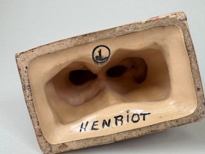 HENRIOT.
La sortie du marché.
Groupe en faïence...