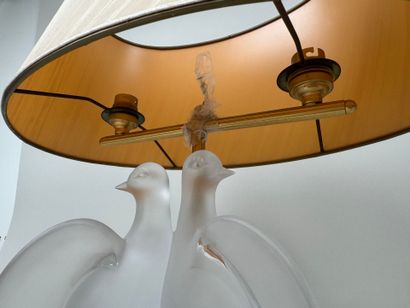 LALIQUE France.
Modèle ARIANE.
Lampe en cristal...