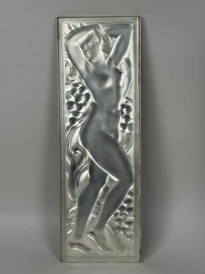 LALIQUE France.
FIGURINE ET RAISINS, BRAS...