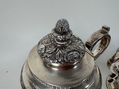 Partie de service à thé en argent repoussé...