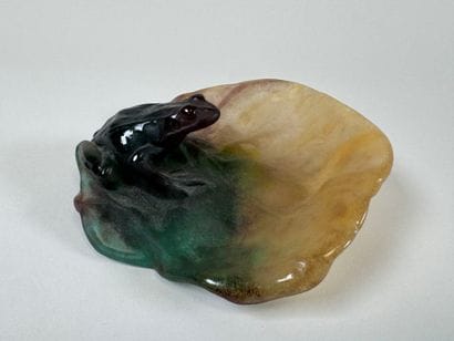 DAUM Nancy.
Vide-poche en pâte de verre polychrome...