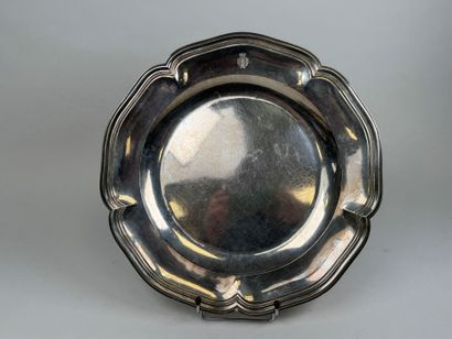 Plat circulaire à bord chantourné en argent...