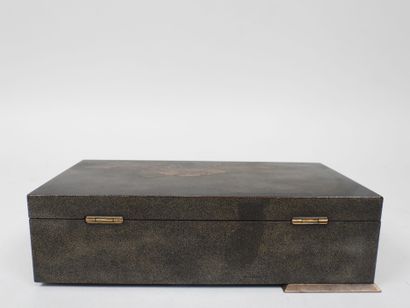ALFRED DUNHILL à Paris.
Coffret en laque...