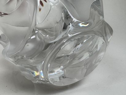 LALIQUE France.
Modèle HEDERA.
Vase en cristal...