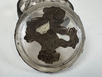 René LALIQUE (1860-1945).
Boîte à poudre...