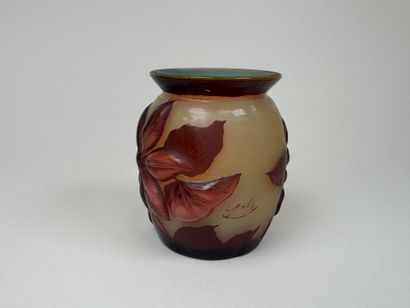 GALLE TIP.
Vase en verre multicouches dégagé...
