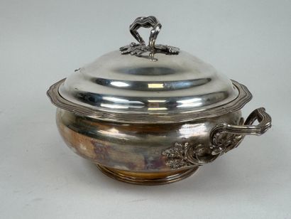Légumier couvert en argent 950/1000e, les...