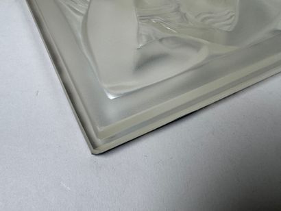 LALIQUE France.
FIGURINE ET RAISINS, BRAS...