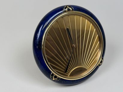 CARTIER.
Pendulette circulaire à quartz en...
