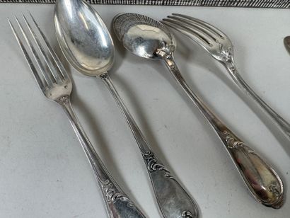 Ménagère en argent 800/1000, à décor feuillagé...