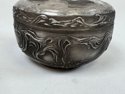 René LALIQUE (1860-1945).
Boîte à poudre...