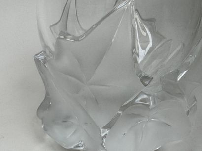 LALIQUE France.
Modèle HEDERA.
Vase en cristal...