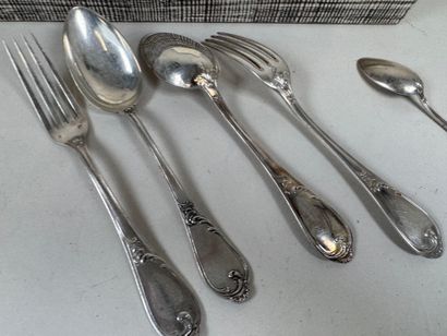 Ménagère en argent 800/1000, à décor feuillagé...