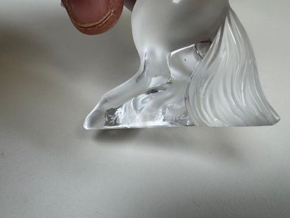 LALIQUE. 
Sujet en verre dépoli figurant...