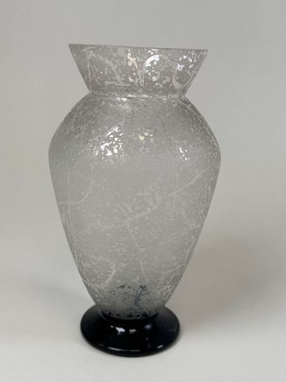 DAUM, Nancy.
Vase en verre à décor givré...
